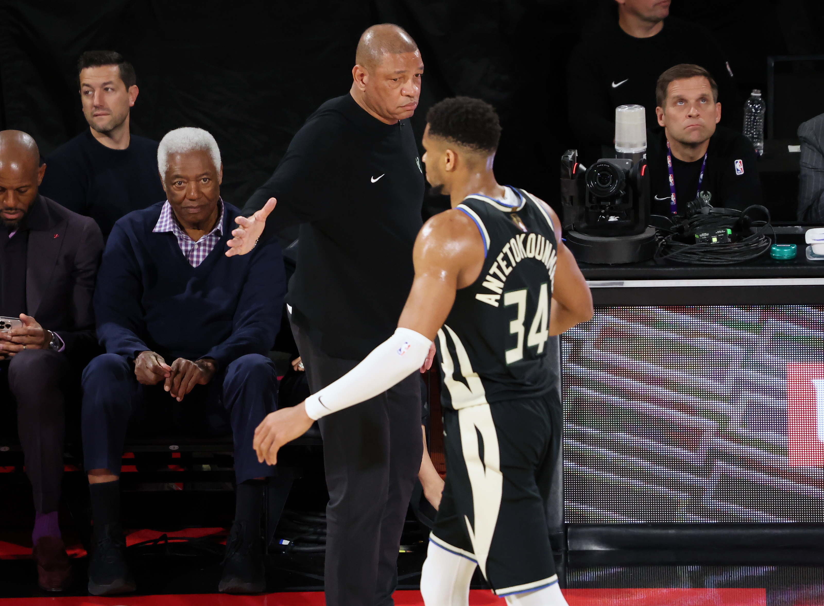 bti体育登录入口-里弗斯：我不想让Shams难堪 但关于字母的交易对话距离达成差得远